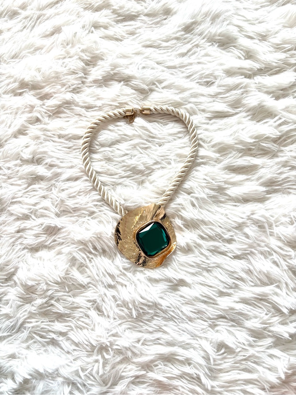 🤍 New! Gold Tone Necklace with Emerald Green Stone Pendant